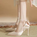 Giày cao gót nữ 9cm - mũi nhọn, chất liệu satin, đính ngọc trai & nơ, quai khóa, màu trắng, phù hợp cưới hỏi