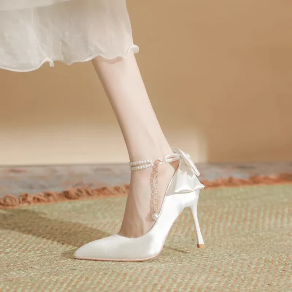 Giày cao gót nữ 9cm - mũi nhọn, chất liệu satin, đính ngọc trai & nơ, quai khóa, màu trắng, phù hợp cưới hỏi - Hình ảnh 6