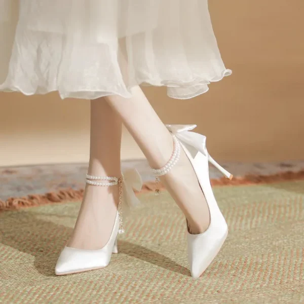 Giày cao gót nữ 9cm - mũi nhọn, chất liệu satin, đính ngọc trai & nơ, quai khóa, màu trắng, phù hợp cưới hỏi - Hình ảnh 3