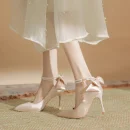 Giày cao gót nữ 9cm - mũi nhọn, chất liệu satin, đính ngọc trai & nơ, quai khóa, màu trắng, phù hợp cưới hỏi