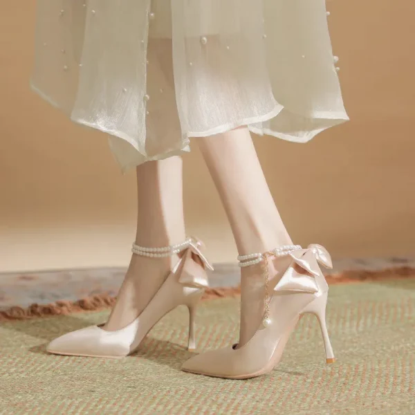 Giày cao gót nữ 9cm - mũi nhọn, chất liệu satin, đính ngọc trai & nơ, quai khóa, màu trắng, phù hợp cưới hỏi - Hình ảnh 2