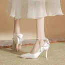 Giày cao gót nữ 9cm - mũi nhọn, chất liệu satin, đính ngọc trai & nơ, quai khóa, màu trắng, phù hợp cưới hỏi